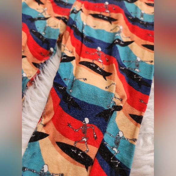 William & Ryan Skelly Pajamas (5/6y) and Triple Layer Blanket - Picture 3 of 8